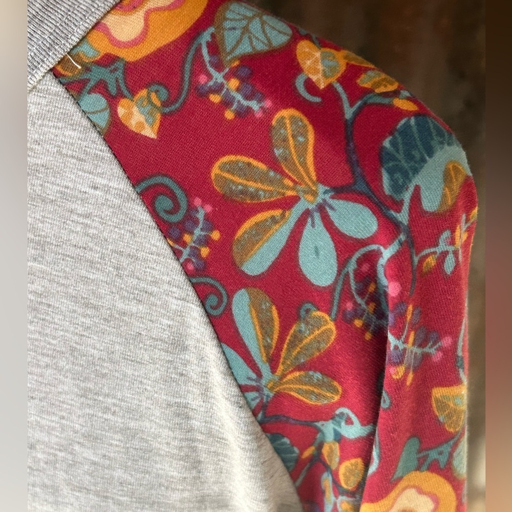 ❤️NWT-LuLaRoe Randy top -Gray body with Floral Raglan Sleeves-size small - Picture 4 of 6